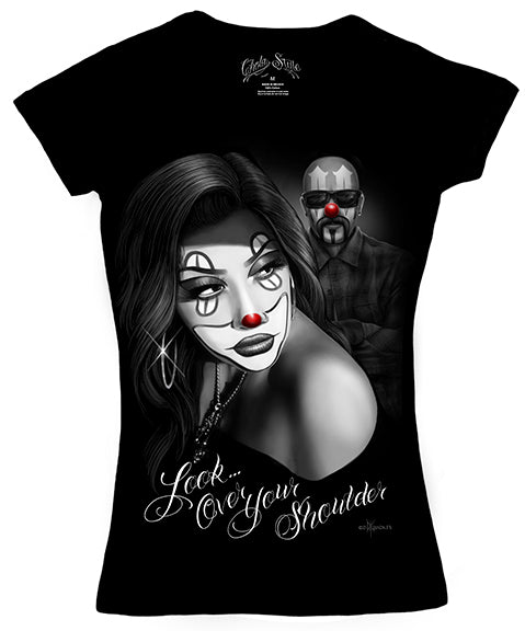 Escote en V con escote en V y mirada por encima del hombro